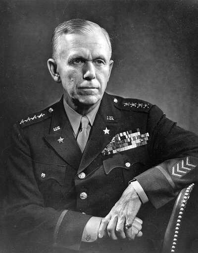 macarthur-george_marshall_1947-dutch-national-archives.jpg__400x510_q85_crop_subsampling-2_upscale